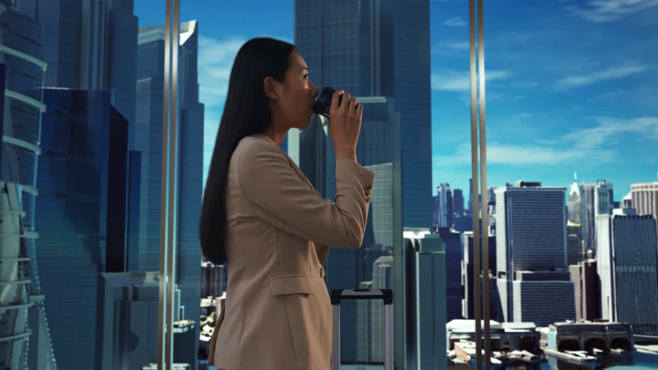 mujer de negocios bebiendo café y esperando en el aeropuerto o en la sala de negocios