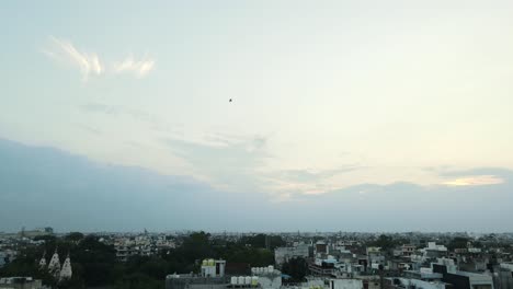 4k tomas aéreas de los suburbios residenciales de nueva delhi en un hermoso día deslizándose sobre techos, calles, parques y mercados en la india