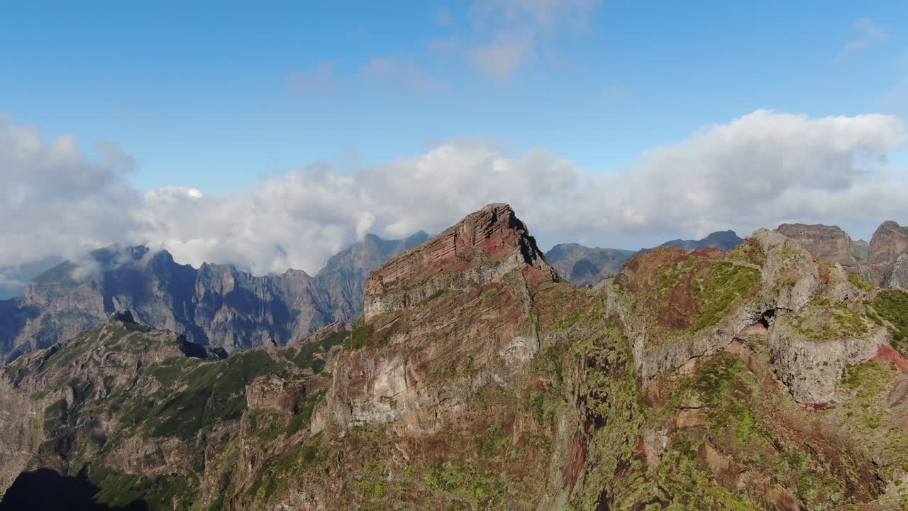 vista de pájaro circular muestra una de las hermosas vistas de la cordillera del pico arieiro en la isla de madeira