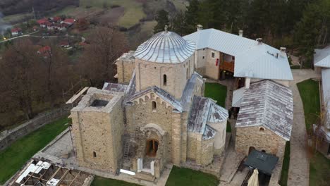 Toma-Aérea-Dando-Vueltas-Alrededor-Del-Antiguo-Monasterio-De-Djurdjevi-Stupovi-En-El-Suroeste-De-Serbia