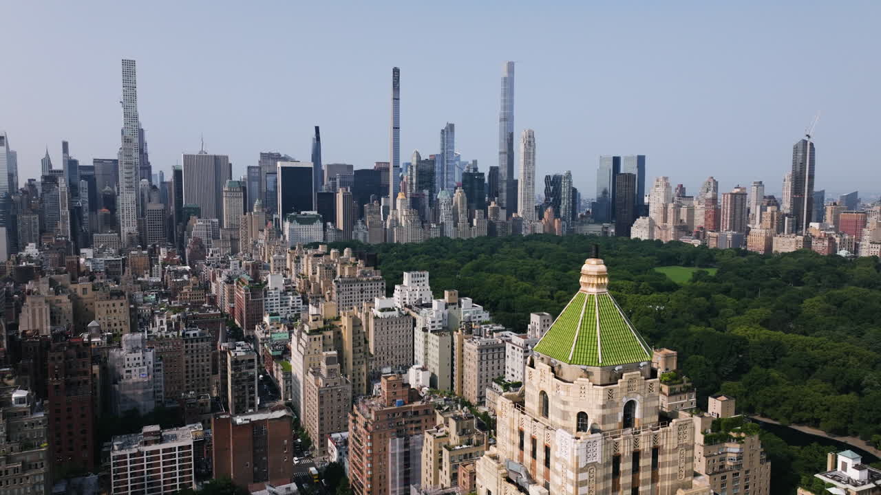 Vista aerea sopra la collina di Lenox, verso Central Park e Billionaires' Row nella soleggiata New York City
