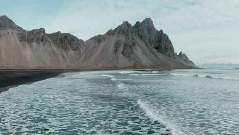 Antena-Baja-Sobre-Moody-Stokksnes-Beach,-Vista-De-La-Montaña-Vestrahorn,-Islandia