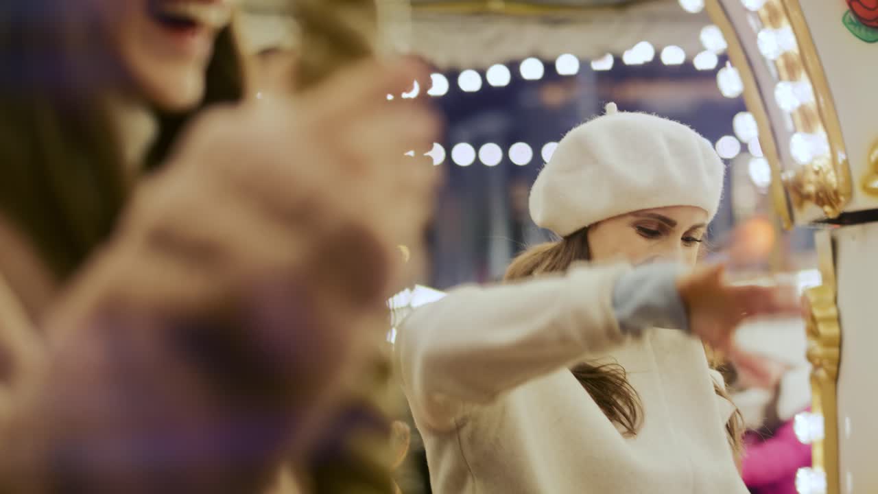 두 친구 가 놀이터 에서 카루셀 을 즐기고 있는 영상
