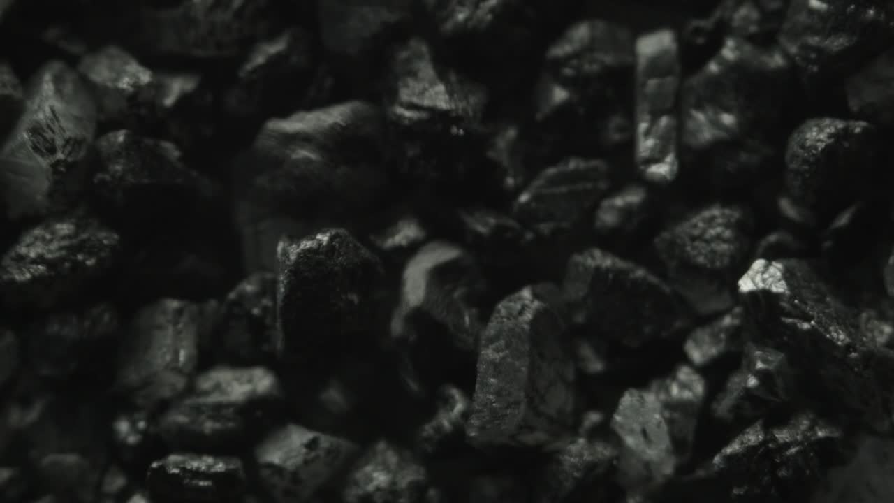 экстремальное макросъемка черных камней, движущихся за счет вибрации звука