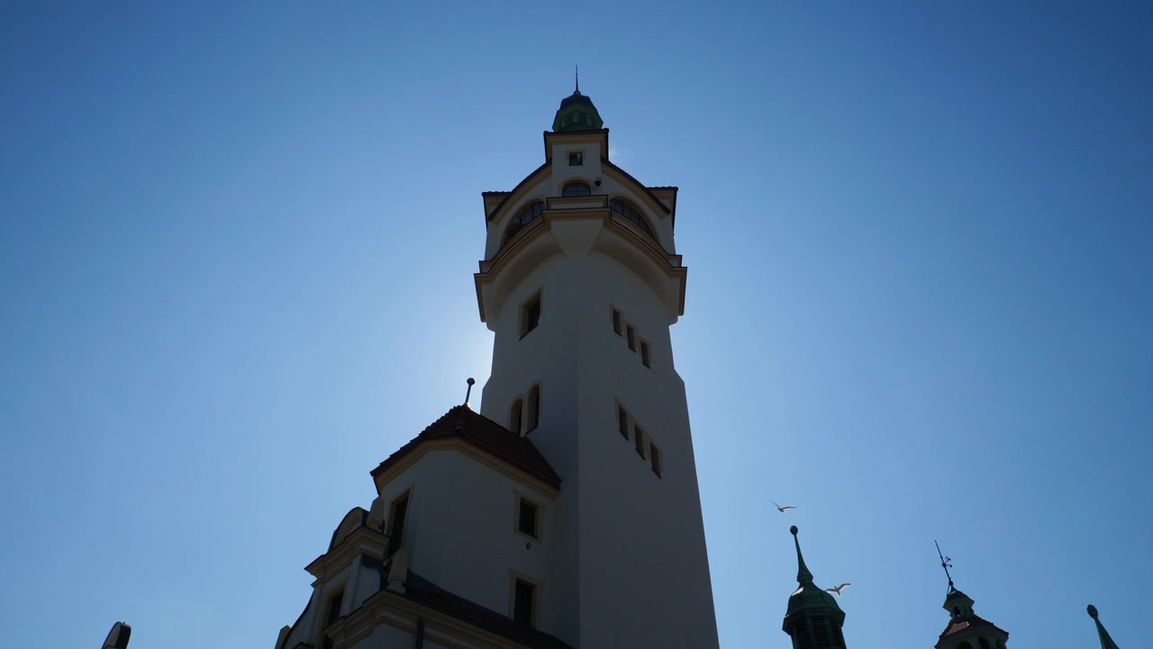 Statyczne ujęcie latarni morskiej w Sopocie. Fałszywa latarnia morska, która ukrywa komin dla term. Polska