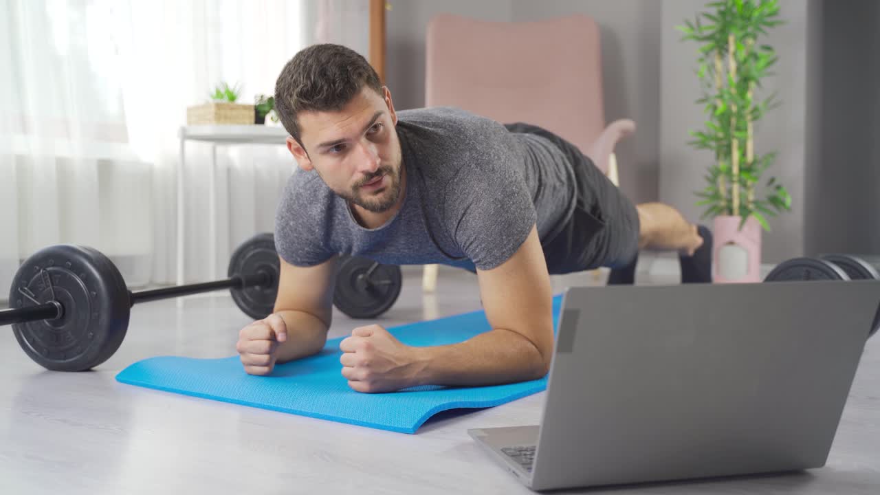 atleta profesional atlético publica ejercicios de culturismo en línea.