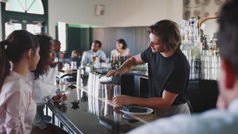 Barkeeper-Serviert-Zwei-Geschäftsfrauen,-Die-Sich-Zu-After-Work-Drinks-Treffen