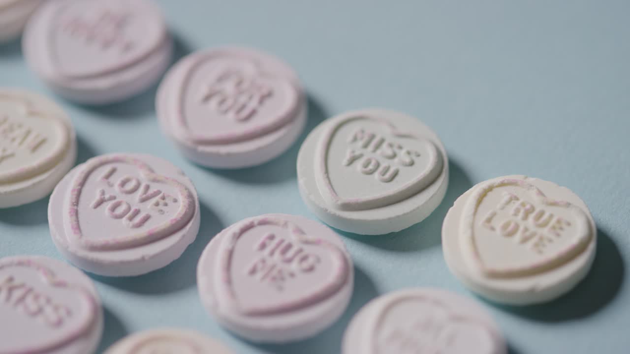 파란색 배경에 낭만적인 사랑의 메시지가 있는 하트 캔디의 전체 프레임 샷