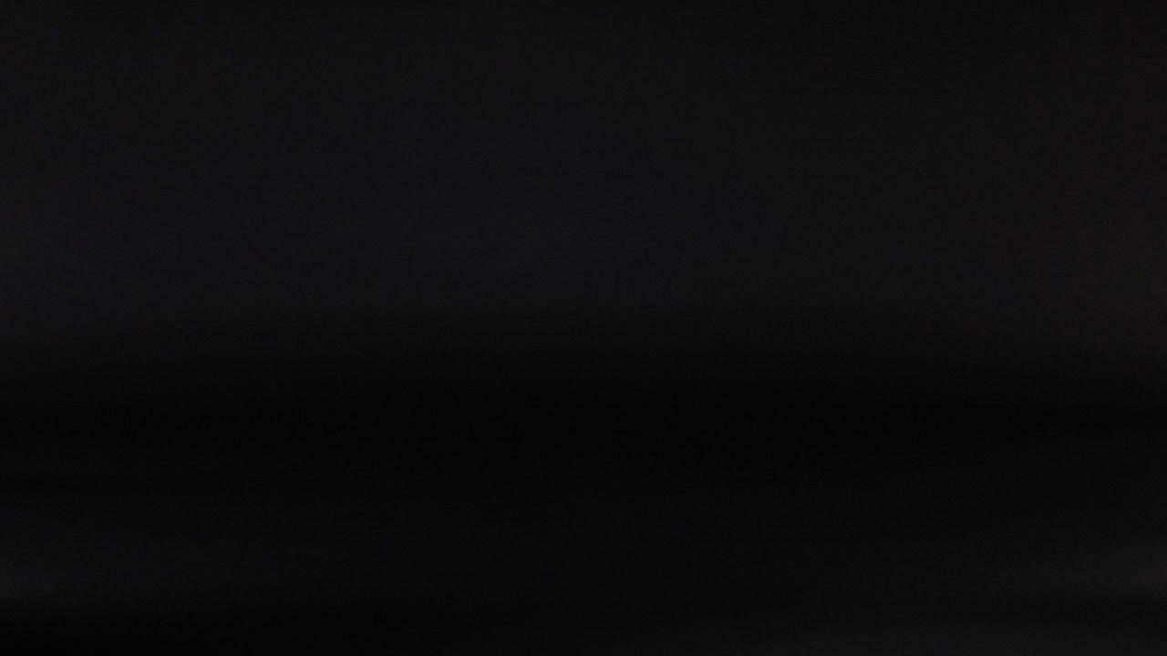 una bola púrpura se mueve a través de un fondo oscuro