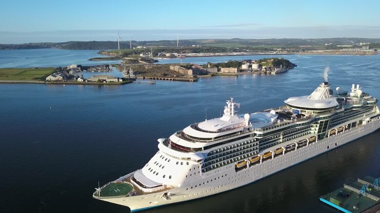 GTS Brilliance of the Seas docking in Cobh