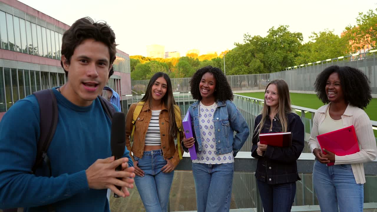 grupo de estudiantes en el campus