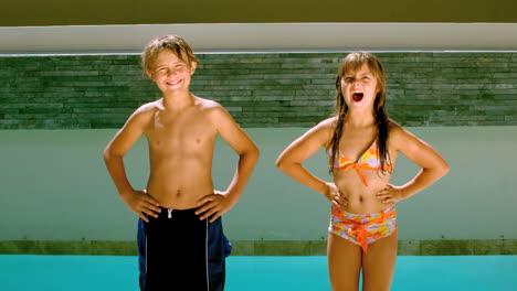 hermanos bailando y sumergiéndose en la piscina