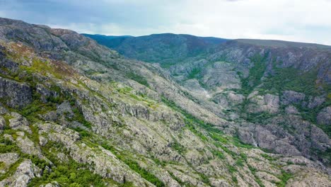 El-Cañón-Del-Río-Tera-Y-Las-Sinuosas-Bandas-Verdes-Se-Mueven-A-Través-De-Terreno-Montañoso