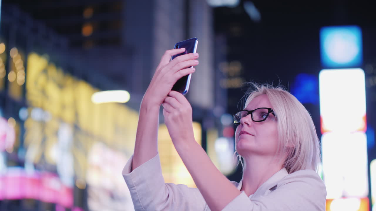 mujer turista toma fotos en times square en nueva york turismo y viajes en los estados unidos