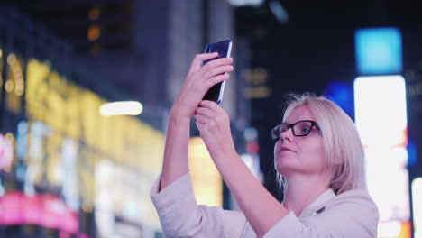 mujer turista toma fotos en times square en nueva york turismo y viajes en los estados unidos