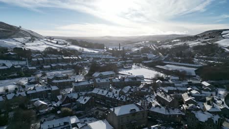 Paisaje-Urbano-Cinematográfico-De-Invierno-Con-Techos-Cubiertos-De-Nieve-4k-Marsden-Village-West-Yorkshire,-Endland