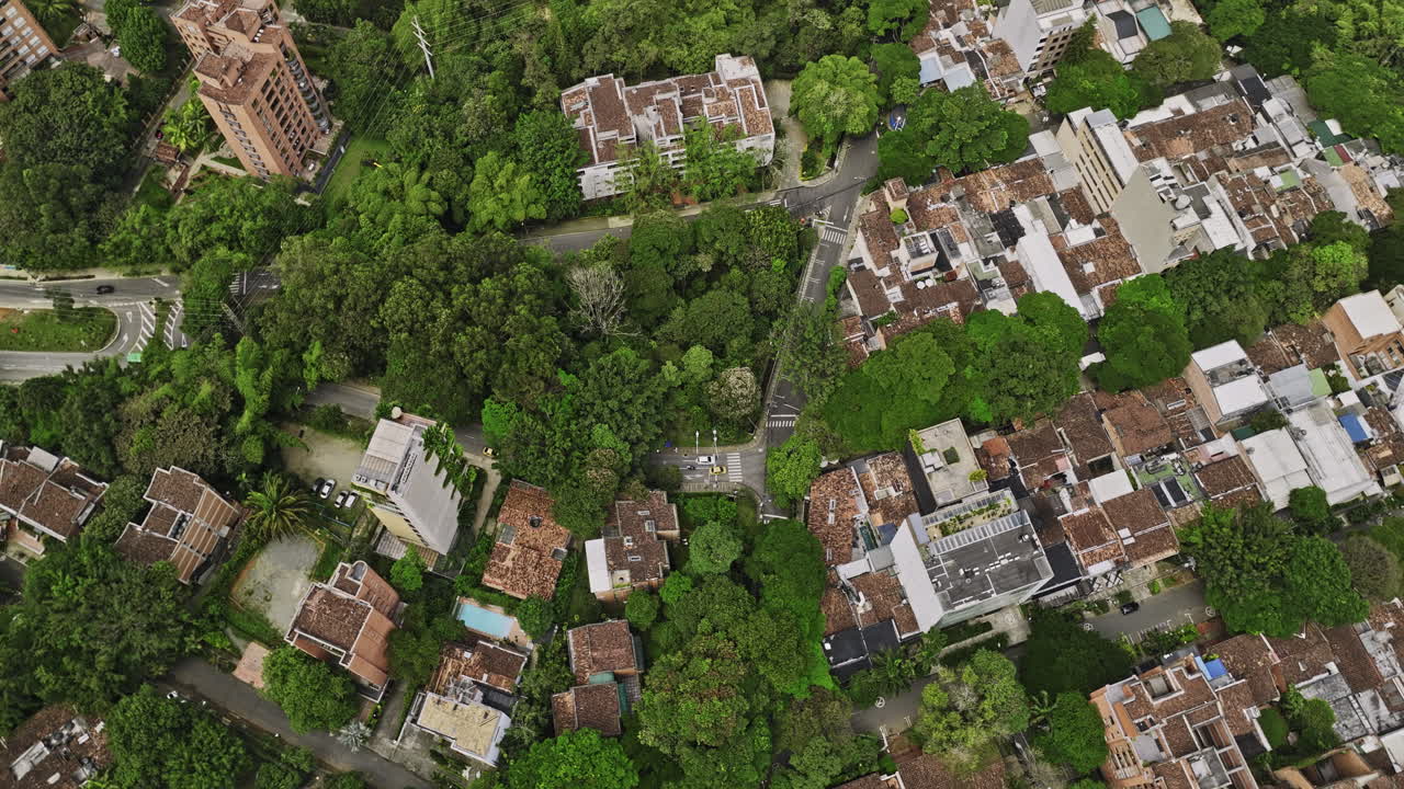 medellín colombia aerial v7 vistas de pájaros sobre el paso aéreo de la florida, el poblado, lalinde y las lomas i capturando el paisaje urbano de las laderas de las áreas residenciales ricas - filmado con mavic 3 cine - noviembre 2022