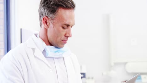 dentista usando una computadora portátil en una clínica dental