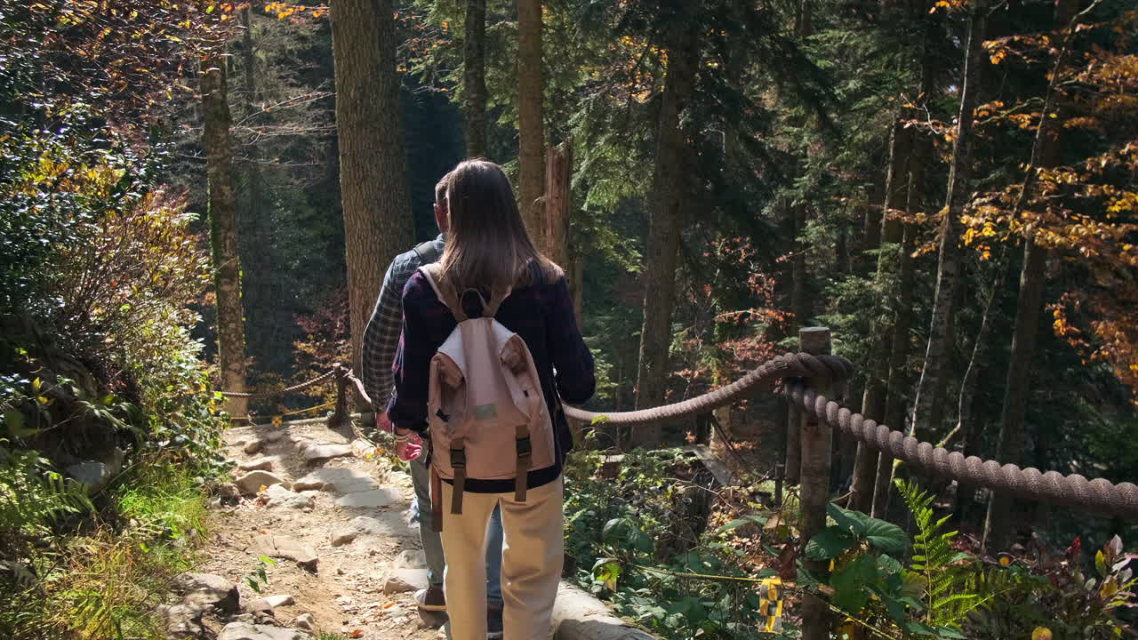 pareja de senderismo en el bosque de otoño