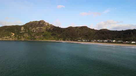 Taupo-Bay,-Abgeschiedene-Strandstadt-In-Neuseeland