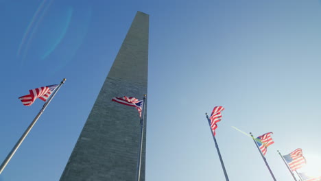 monumento a washington y banderas de estados unidos llamarada solar