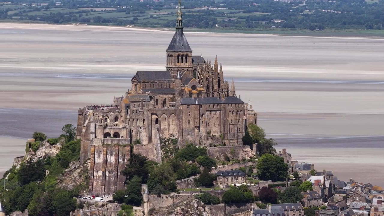 Abadia medieval de Mont Saint-Michel, marco histórico em uma ilha de maré na Normandia, França.