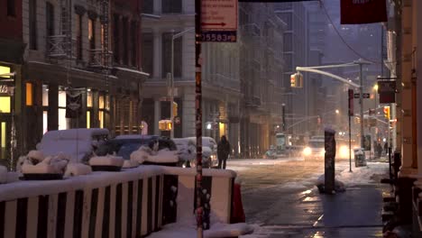 Coches-Con-Faros-Encendidos-Durante-La-Mañana-Nevada-Antes-Del-Amanecer-En-Soho,-Manhattan,-Nueva-York