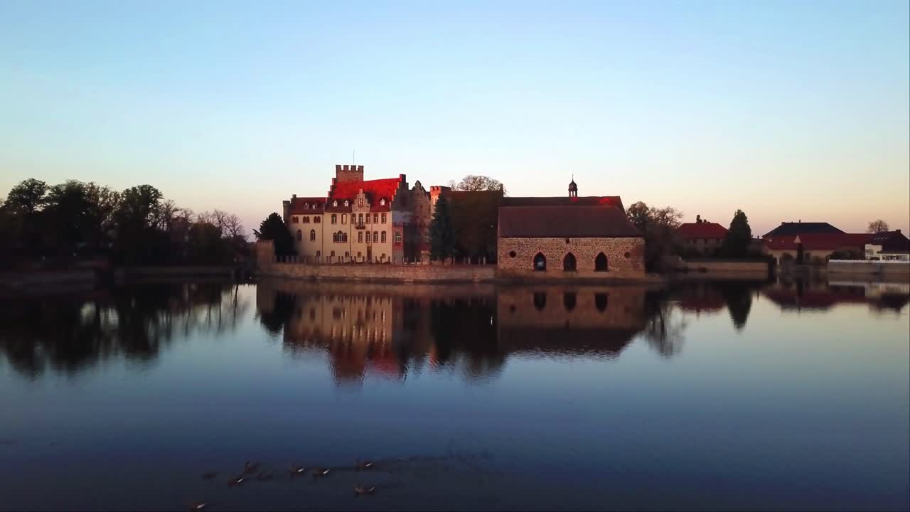 disparo de drones del castillo de agua moated wasserburg en flechtingen, alemania