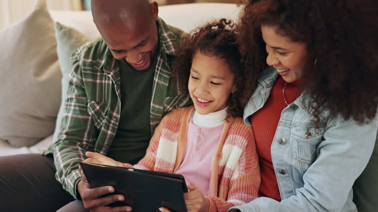 Famiglia che si diverte insieme con un tablet