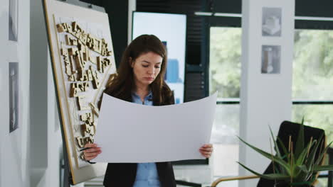 Ingenieros-Creativos-Dibujando-Planos-En-Papel