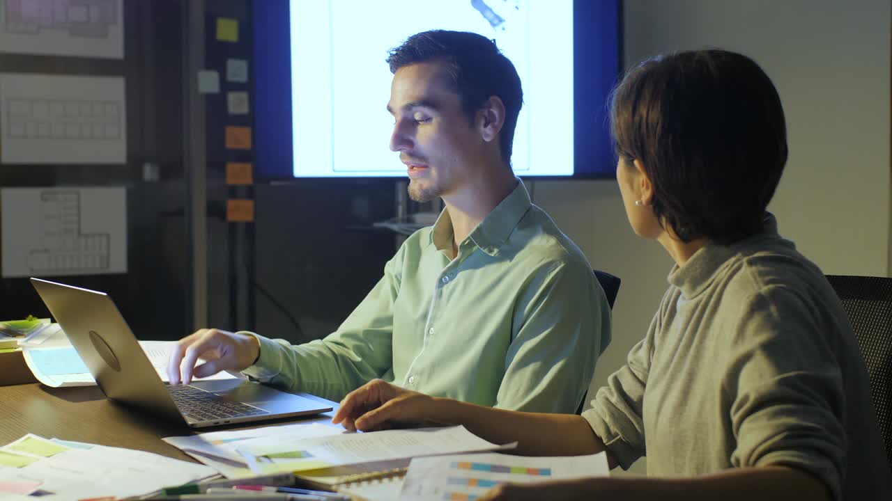 equipo de negocios creativos ocasionales que trabajan hasta tarde en la noche. jóvenes ocasionales en la empresa de arquitectura