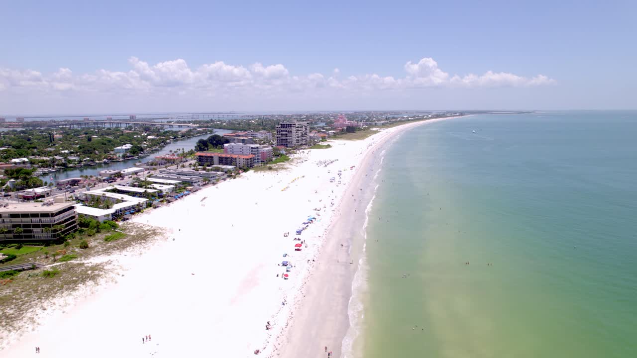 tiro de drone de saint pete beach florida en el verano