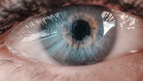 mujer con un solo ojo de cerca