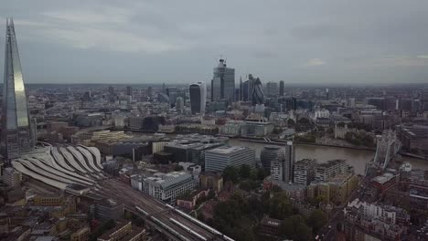 Vista-Aérea-Panorámica-Del-Fragmento,-El-Centro-De-Londres-Y-El-Puente-De-La-Torre