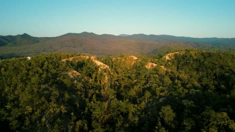 Imágenes-De-Drones-Aéreos-De-Naturaleza-Cinematográfica-De-4k-De-Las-Hermosas-Montañas-De-Mae-Hong-Son-En-El-Famoso-Cañón-Junto-A-Pai,-Tailandia-Durante-La-Puesta-De-Sol