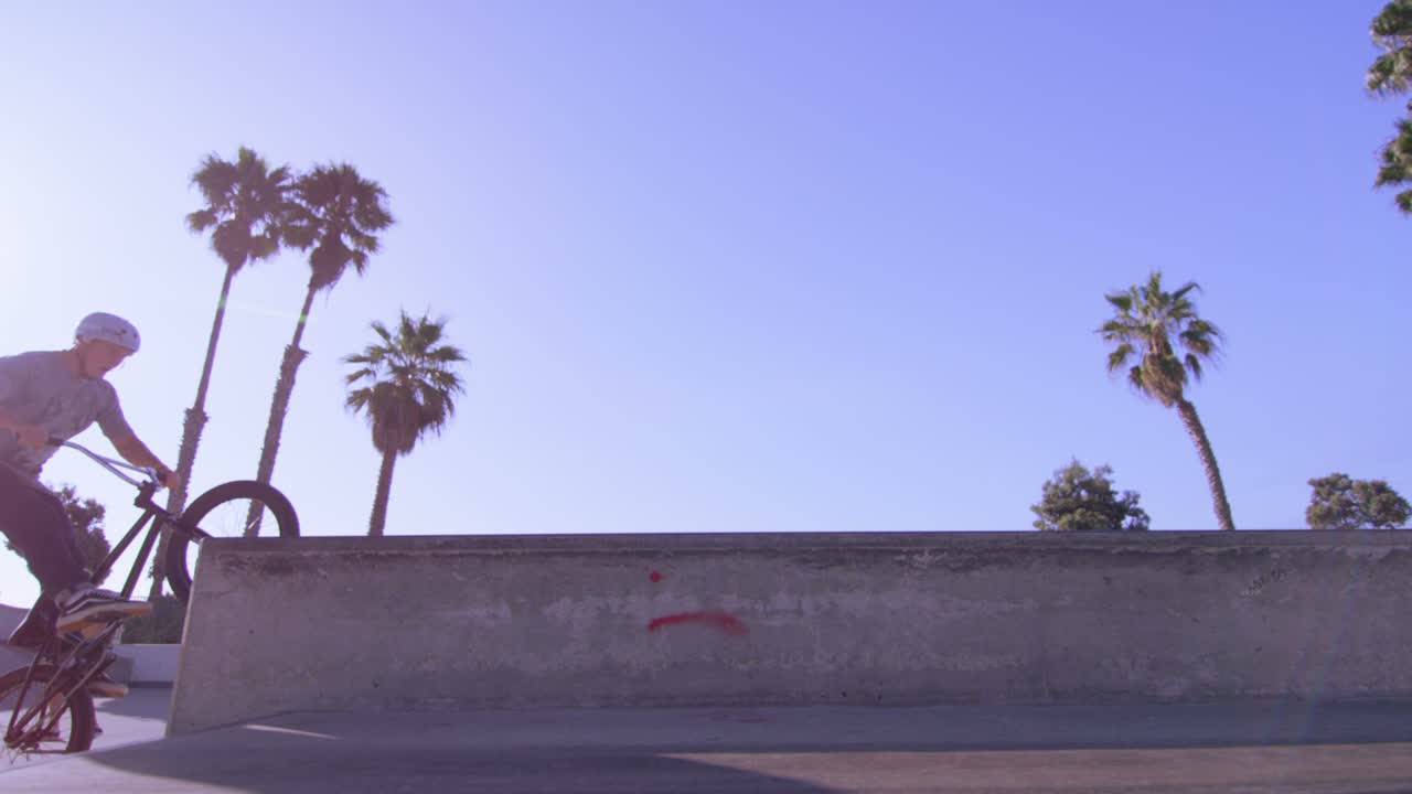 vista de ángulo bajo de un ciclista de bmx haciendo un caballito en un skatepark 1