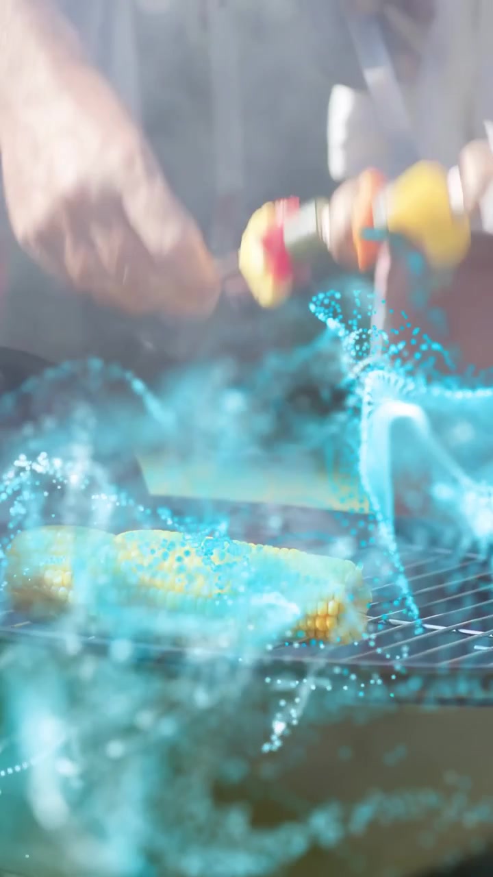 Video verticale: Pinze che sollevano mais, due uomini che girano il mais, che preparano cibo, particelle blu che si diffondono