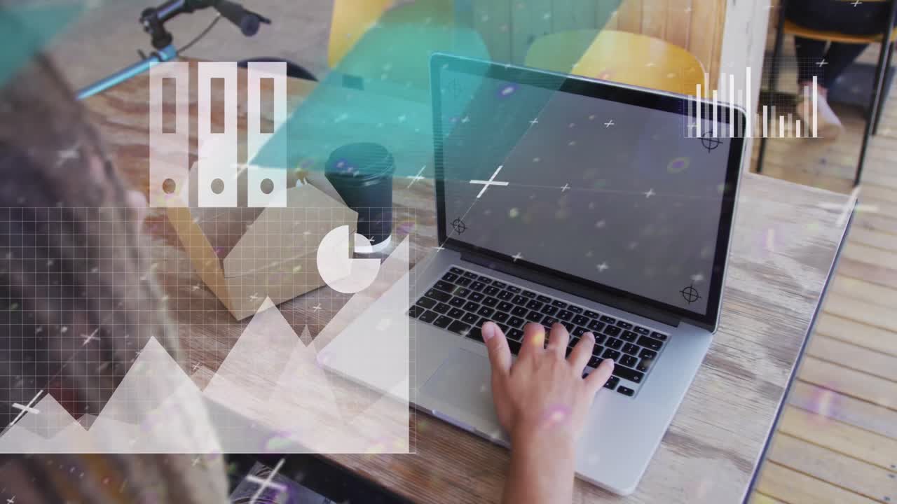 animación del procesamiento de datos con iconos sobre el hombre usando una computadora portátil