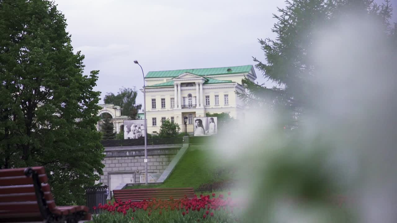 공원 에서 역사적 인 건물 을 볼 수 있다