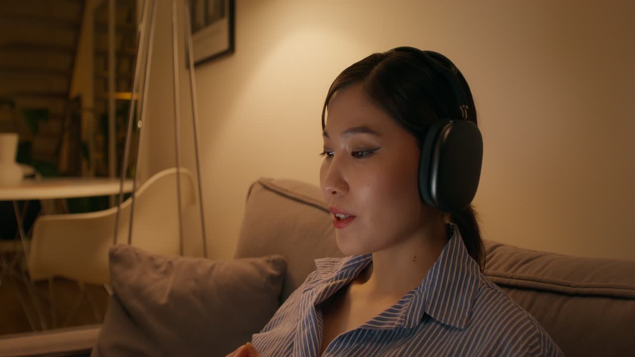 집에서 비디오 통화를 하는 여자