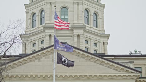 Kansas-State-Capitol-Gebäude-Mit-Wehenden-Fahnen-In-Topeka,-Kansas-Mit-Stabilen-Flaggen-Aus-Nächster-Nähe