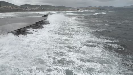 Tormentosas-Olas-Golpeando-El-Rompeolas,-Ribeira-Grande,-São-Miguel,-Azores