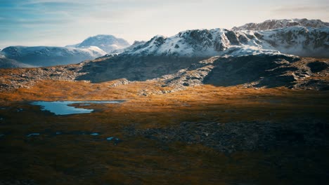 small lakes in canada near mountains