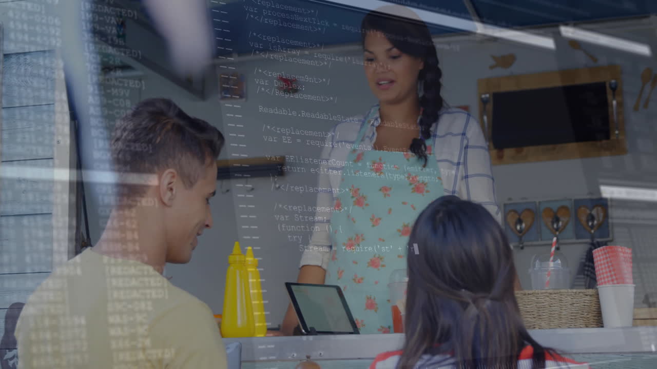 animación del procesamiento de datos sobre un hombre caucásico pagando con un teléfono inteligente