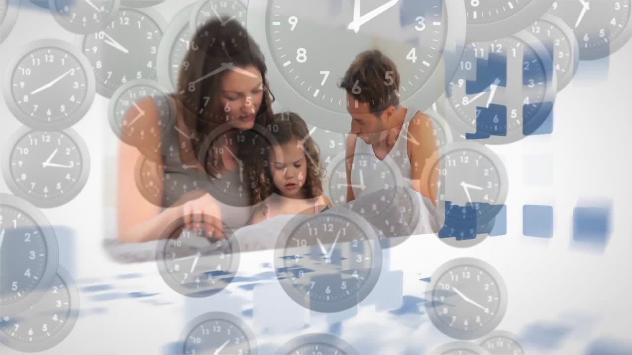 소파에서 함께 책을 읽고, 배경에 시계 애니메이션을 가진 가족