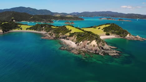 Vista-Aérea-De-La-Isla-De-Urupukapuka-Durante-El-Verano-En-La-Bahía-De-Islas,-Nueva-Zelanda