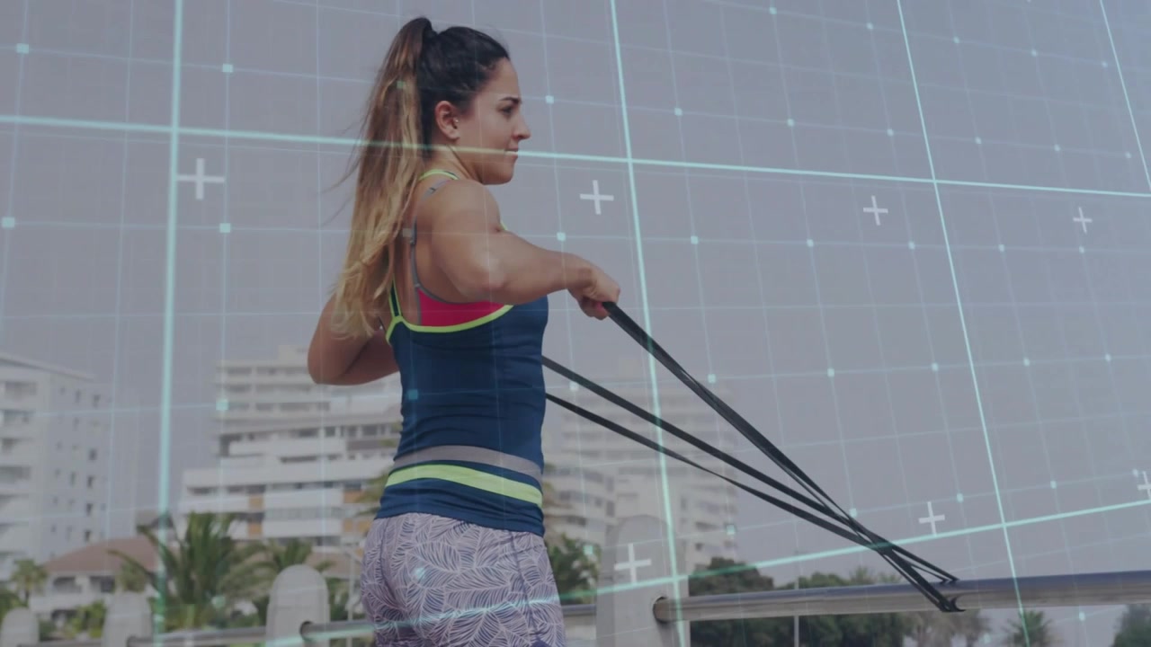 Sobreposição de grade de fitness guiando mulher a usar elástico de remo no corrimão da varanda com vista para o horizonte.