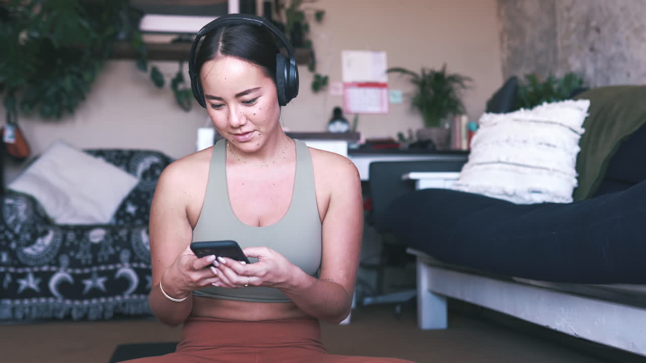 헤드폰을 착용 한 여자