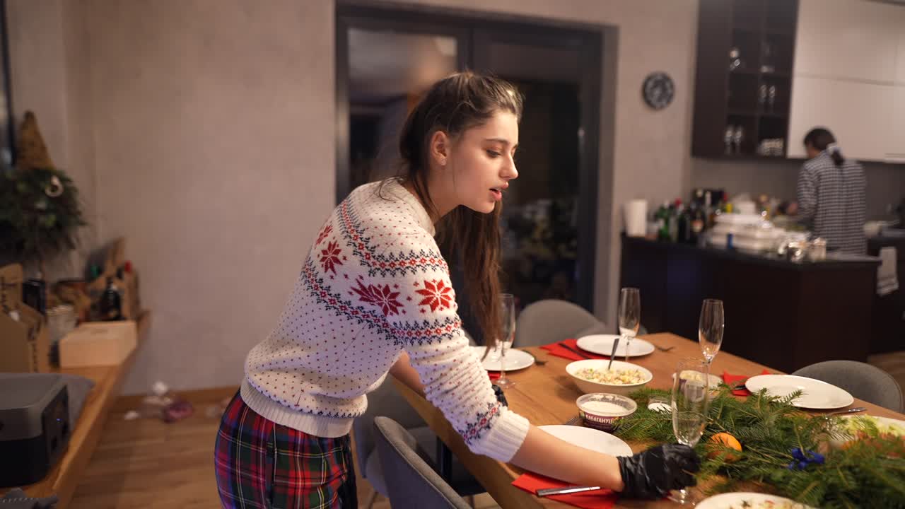 mujer preparando una cena de vacaciones