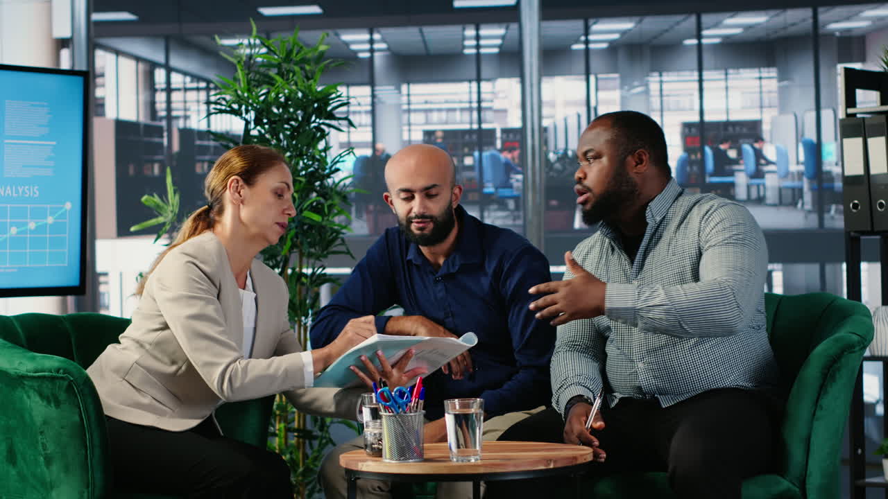 Vertikal video: Forskellige forretningsfolk engageret i forhandling og ledelsesdiskussioner